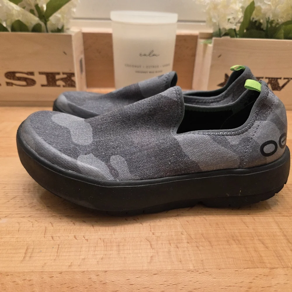 OOFOS OOmg eeZee Low Recovery Shoes Gray Camouflage Womens Size 6